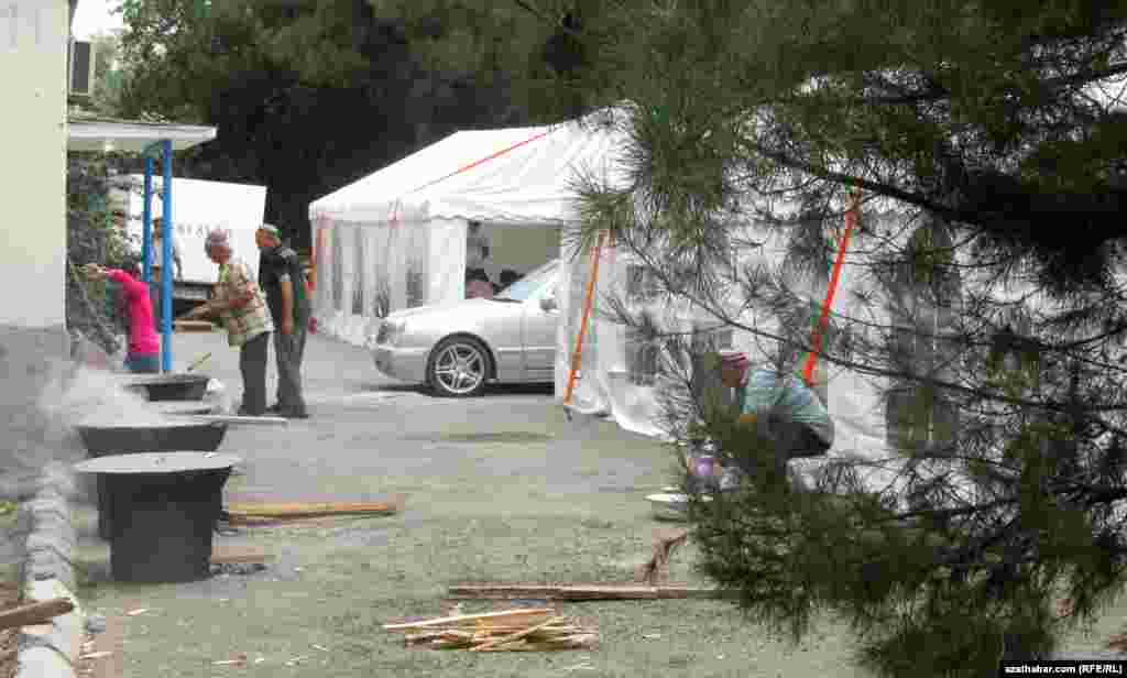 Aşgabadyň köpgatly jaýlarynyň öňünde geçirilýän toýlaryň biri.