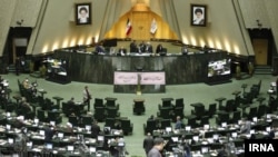 مجلس ایران در نشستی غیرعلنی با حضور وزیر نفت به بررسی قراردادهای جدید می‌پردازد