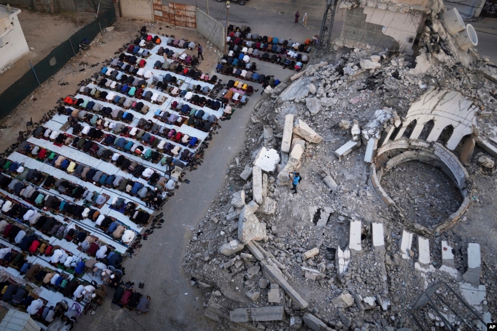 Palestinezët janë falur të premten afër rrënojave të një xhamie të shkatërruar nga bombardimet izraelite. Për shkak të bllokimit të ndihmave në hyrje të Gazës, ata kanë pasur pak çka të shtrojnë nëpër tavolinat e tyre për këtë festë. 