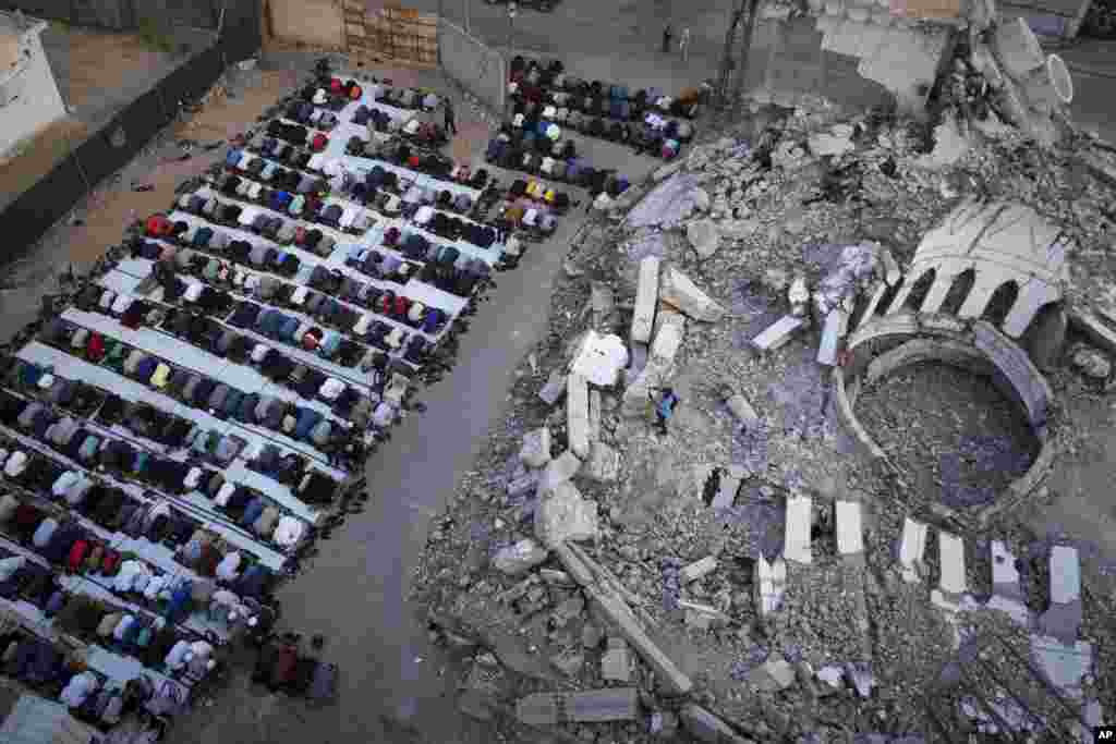 Palestinezët janë falur të premten afër rrënojave të një xhamie të shkatërruar nga bombardimet izraelite. Për shkak të bllokimit të ndihmave në hyrje të Gazës, ata kanë pasur pak çka të shtrojnë nëpër tavolinat e tyre për këtë festë.
