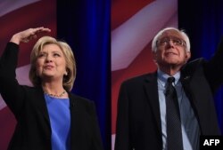 Hillary Clinton (L) i Barnie Sanders