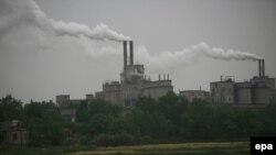 Gusti oblaci dima iz tvornice cementa u blizini Čangšua, Kina (fotoarhiv)