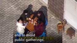 Полицейский дрон загоняет в помещение компанию, которая играет в карты на дворе. Китай, февраль 2020 года