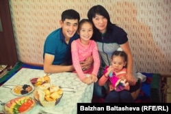 Дина с мужем Куанышем и двумя дочерьми Махаббат и Кымбат. Алматинская область, 30 сентября 2015 года.