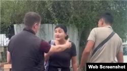 Полицейские в Алматы, пришедшие домой к Айжан Мамешовой для её задержания, 3 сентября 2025 года