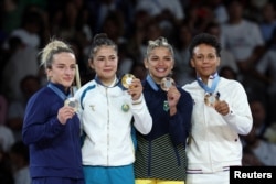 Distria Krasniqi së bashku me Diyora Keldiyorova që fitoi medaljen e artë dhe Amandine Buchard e Larissa Pimenta, që morën medaljen e bronztë.