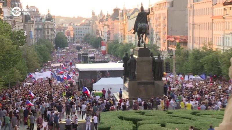 Pragada toplanan protestçiler premýer-ministriň işden çekilmegini talap edýär