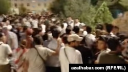 Туркменистанцы стоят в очереди за казахскими визами возле посольства Казахстана в Туркменбаши. Октябрь 2025 года