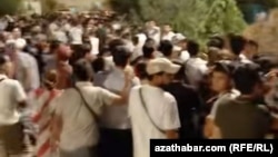 Oktýabr, 2025. Aşgabatdaky wiza nobatlarynyň biri