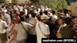 Aşgabatdaky wiza nobatlarynyň biri. Oktýabr, 2025 ý. (Illýustrasiýa suraty)