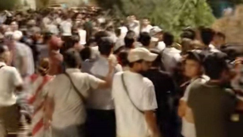Aşgabatdaky türk wiza merkeziniň daşynda 200-e golaý adam protest geçirdi