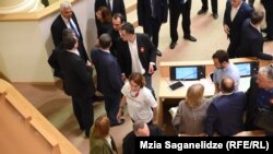 Протест оппозиционеров в парламента