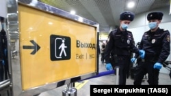 Шереметьево аэропортундагы полиция кызматкерлери.
