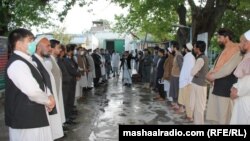 د ننګرهار والي شاه محمود مياخېل د خوشي شوو بندیانو سره خبرې کوي