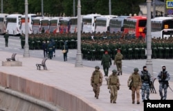 Әскери парад алдында айналаны бақылап жүрген күштік құрылым өкілдері. Мәскеу, 9 мамыр 2026 жыл.
