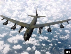 Дальний стратегический бомбардировщик ВВС США B-52H в возудхе