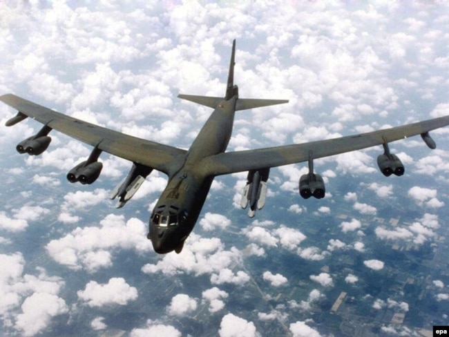 Дальний стратегический бомбардировщик ВВС США B-52H в возудхе