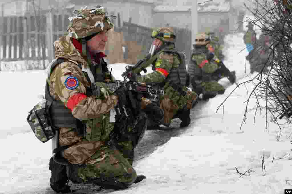 Українські військовослужбовці у Лисичанському районі Луганської області. 28 січня 2015 року