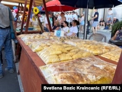 Hrana na štandovima na stranačkom mitingu, 27. jun 2026.