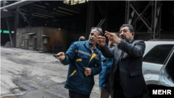 از معدود عکس‌هایی که رسانه‌های ایران از فولاد مبارکه پس از حمله اسرائیل منتشر کرده‌اند؛ محمد اتابک، وزیر صمت، در حال بازدید