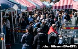 Уличный рынок в шведском городе Мальмо, 25 апреля 2020 года