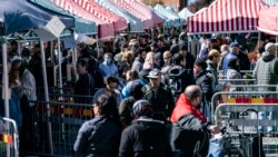 Ljudi šetaju na pijaci u švedskom gradu Malmeu, 25. april