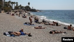Луѓе на плажа на Грција со почитување на социјалната дистанца