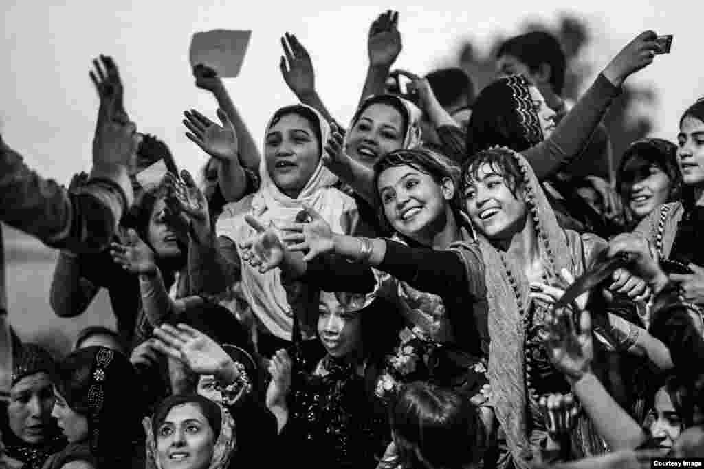 هواداران «فرهاد دریا»، خواننده افغان، در مزار شریف.