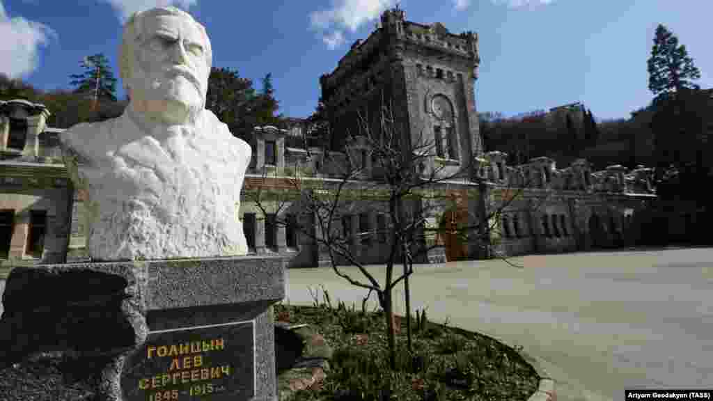 Пам&#39;ятник князю Голіцину біля старого корпусу заводу. Фото: 2015 рік​