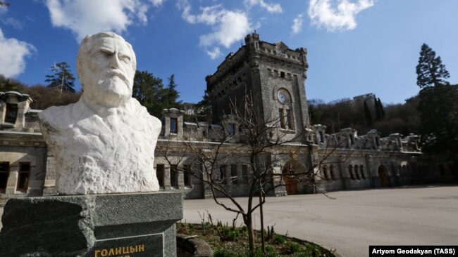 У здания винзавода «Массандра»