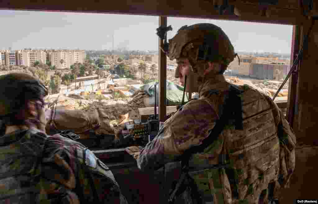 ИРАК - Ирачката војска соопшти дека проиранските парамилитантни групи се повлекле од американската амбасада во Багдад два дена откако толпата го нападна комплексот поради што американските власти испратија неколку стотици дополнителни војници во регионот.
