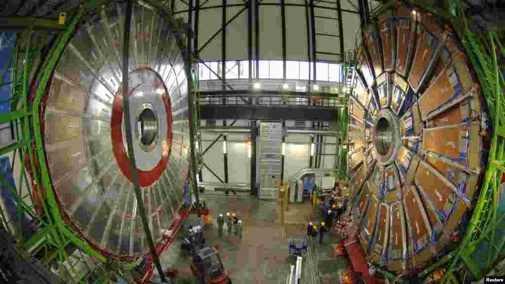 ШВАЈЦАРИЈА - Европската организација за нуклеарни истражувања ЦЕРН соопшти дека покренува нов експеримент во потрага по честички поврзани со темната материја, како што се црните фотони. ЦЕРН кој во подземните простории на швајцарско француската граница го има најголемиот акцелератор на честички во светот наведе дека новиот експеримент ќе се однесува на честики кои меѓусебно имаат салба реакција и кои поради тоа што не емитуваат светлина тешко се откриваат.