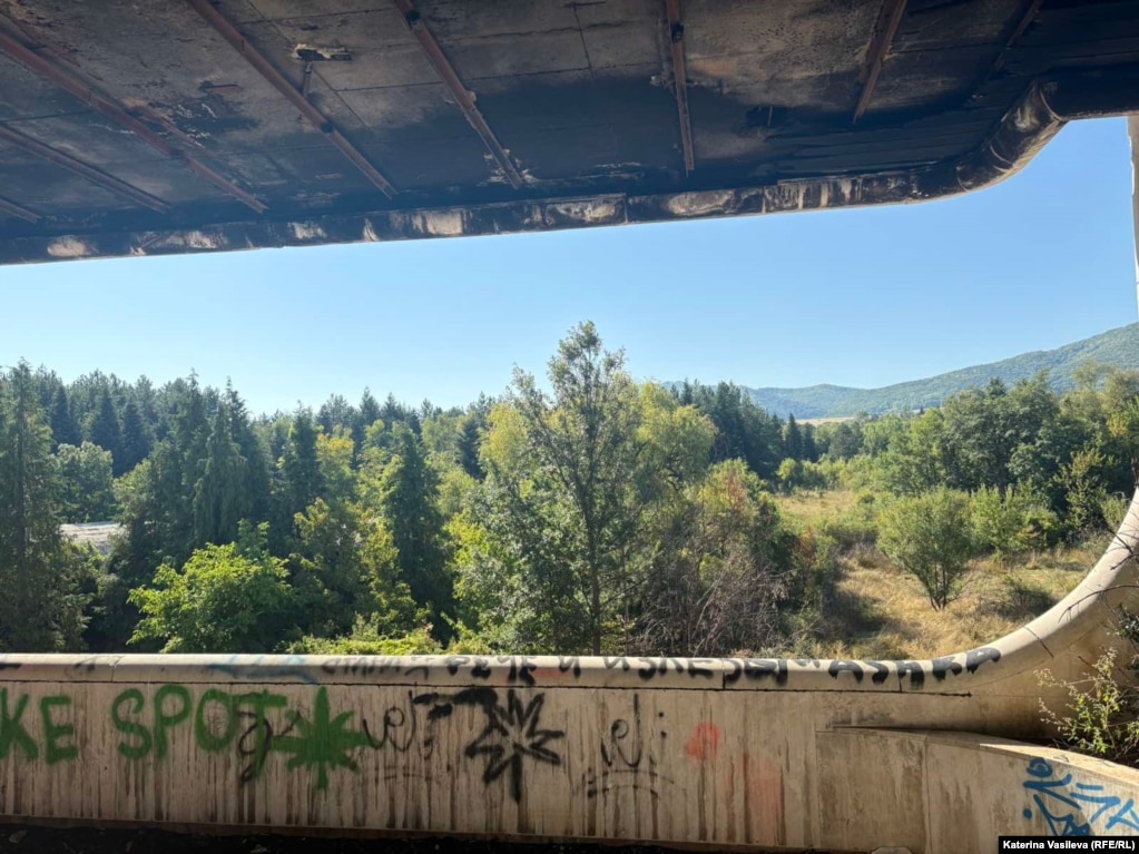 Pamja nga njëra prej shumë tarracave të ndërtesës