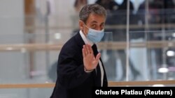 Саркозі, якого не було на оголошенні вироку в суді, заперечує провину, заявляючи, що не займався фінансами своєї кампанії і не знав про перевитрату