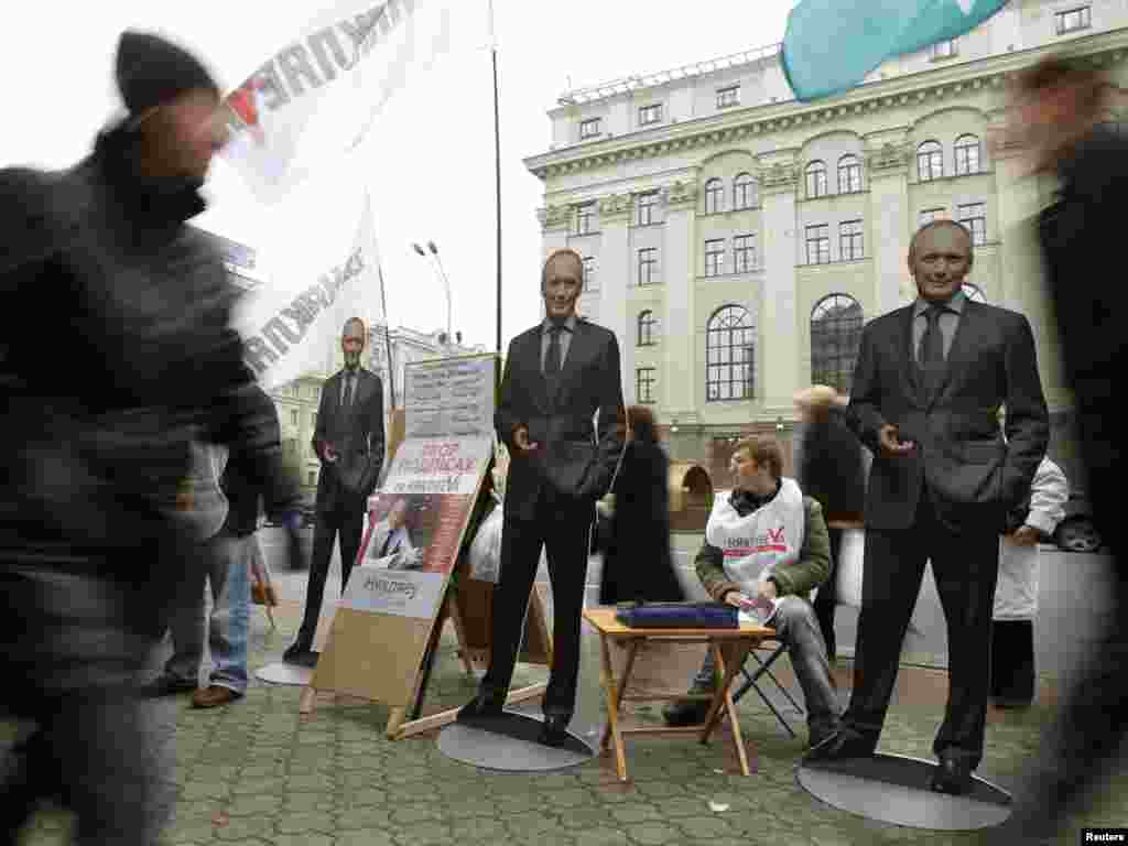 Кардонныя фігуры Ўладзімера Някляева на праспэкце Незалежнасьці.