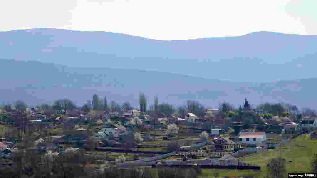 Село Передове розташоване в Байдарській долині