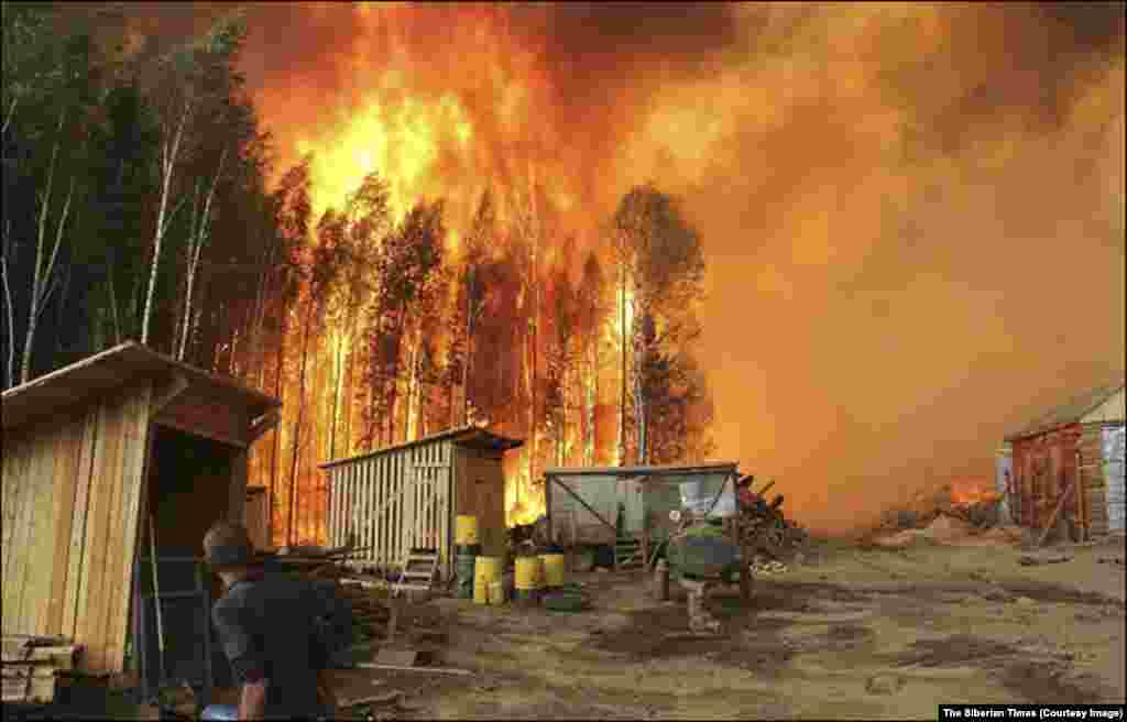 Сильнейшие лесные пожары возле озера Байкал в 2015 году. В этом году они начались очень рано.&nbsp;