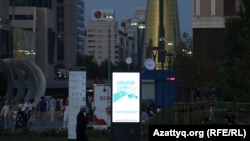 Рекламный бокс в Астане с информацией о грядущих выборах. 25 июля 2026 года