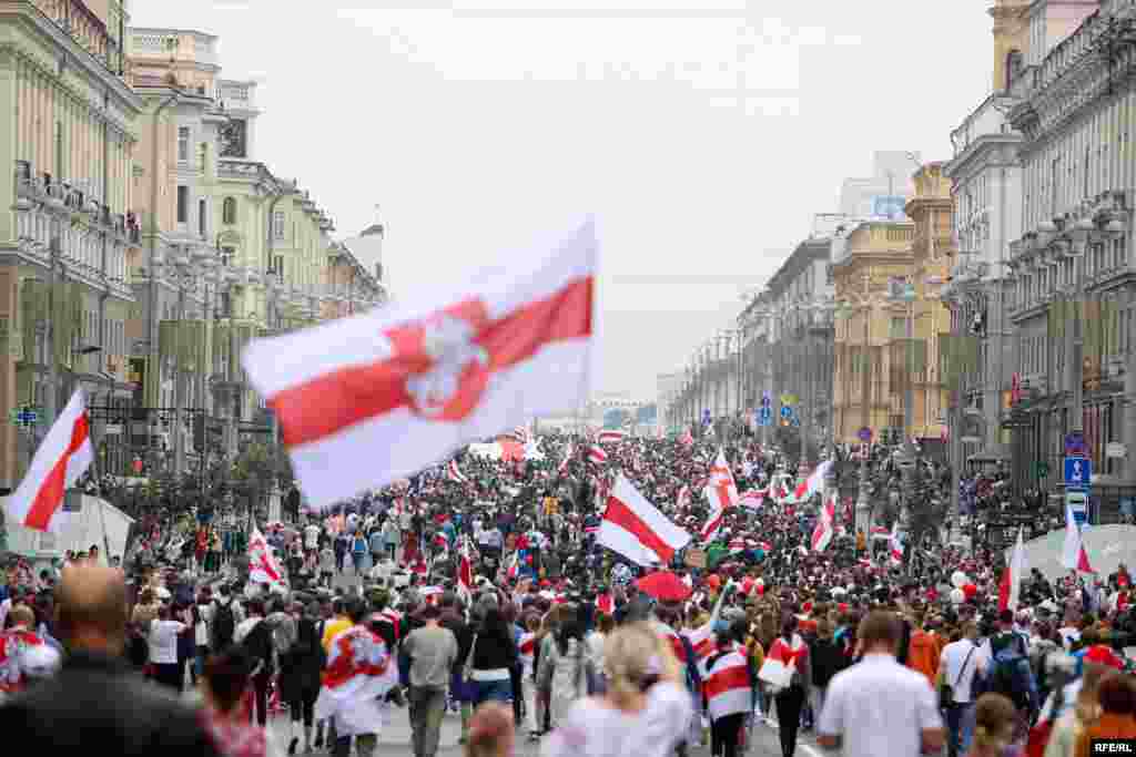 The demonstrations seem to have become the greatest challenge yet to 26 years of authoritatian rule under Lukashenka. Public discontent with the man dubbed "the last dictator in Europe" has been on the rise as a result of Belarus's contracting economy and the president's controversial handling of the coronavirus crisis, which he has dismissed as "mass hysteria." 