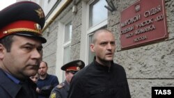 Сергей Удальцов у здания суда