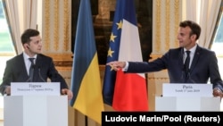 Президент України Володимир Зеленський (ліворуч) і президент Франції Емманюель Макрон на пресконференції в Парижі, 17 червня 2019 року