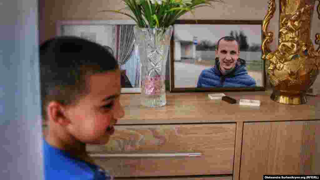 Сын правозащитника Юнус возле фотографии своего отца в доме в Бахчисарае