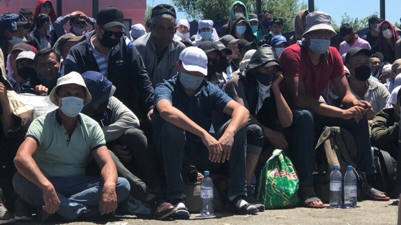 «Голодные на бетонном полу». Сотни людей застряли на границе Казахстана с Узбекистаном 