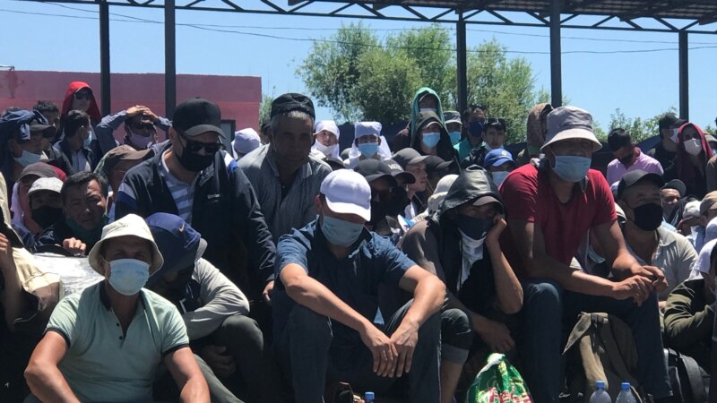 «Голодные на бетонном полу». Сотни людей застряли на границе Казахстана с Узбекистаном