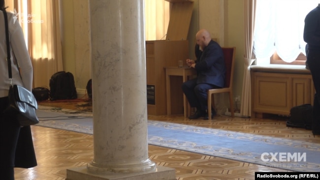 «Приватний помічник» Олександра Вілкула («Опозиційний блок») чекає на депутата у кулуарах парламенту