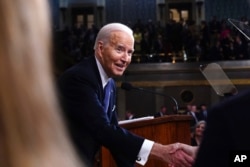 Joe Biden are 81 de ani și a fost criticat în repetate rânduri că ar fi prea bătrân sau insuficient de alert pentru a mai fi președinte.