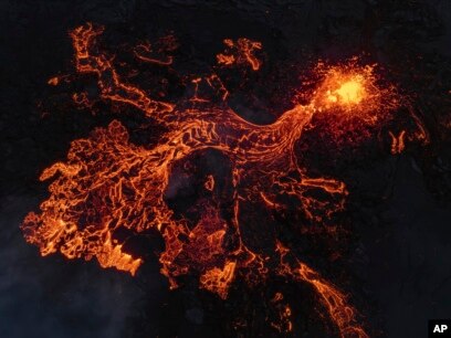 Lava rrjedh nga një vullkan në Grindavik, Islandë, 29 maj 2024.