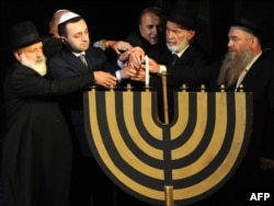 საქართველოს პრემიერ-მინისტრი ირაკლი ღარიბაშვილი ანთებს ხანუქის სანთელს, 2013წ.