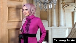 Живущая в Стамбуле казахоязычный дизайнер Амина Федоренко – русская по происхождению, но в душе, по словам женщины, она казашка. Основательница модного бренда Muslima Wear говорит, что хотела бы преподнести женщинам-мусульманкам удобную и красивую одежду. 