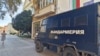 В понеделник сутринта имаше засилено полицейско присъствие до сградата на общината в Пловдив. Кадри показват как униформени контролират достъпа до централния вход на администрацията, 20 октомври 2025 г.
